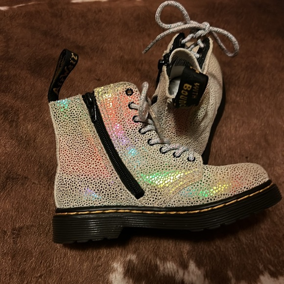 Dr. Marten’s Toddler 1460 Pascal Iridescent Lace Up Boots Size 8 Sparkly Rainbow - Picture 4 of 8
